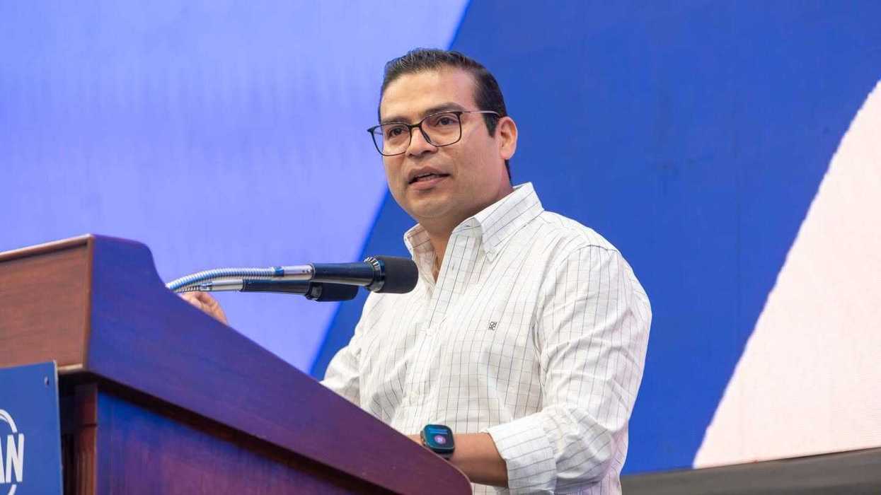 Un hombre con camisa blanca habla frente a un atril con micrófono y logotipo del PAN, en la nota sobre la ventaja de más de 20 puntos que la dirigencia del PAN en Querétaro atribuye al partido.