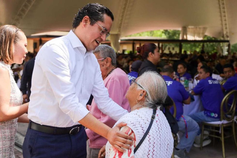 Un hombre saluda a una mujer adulta mayor durante el encuentro Vidas que Inspiran en Corregidora.