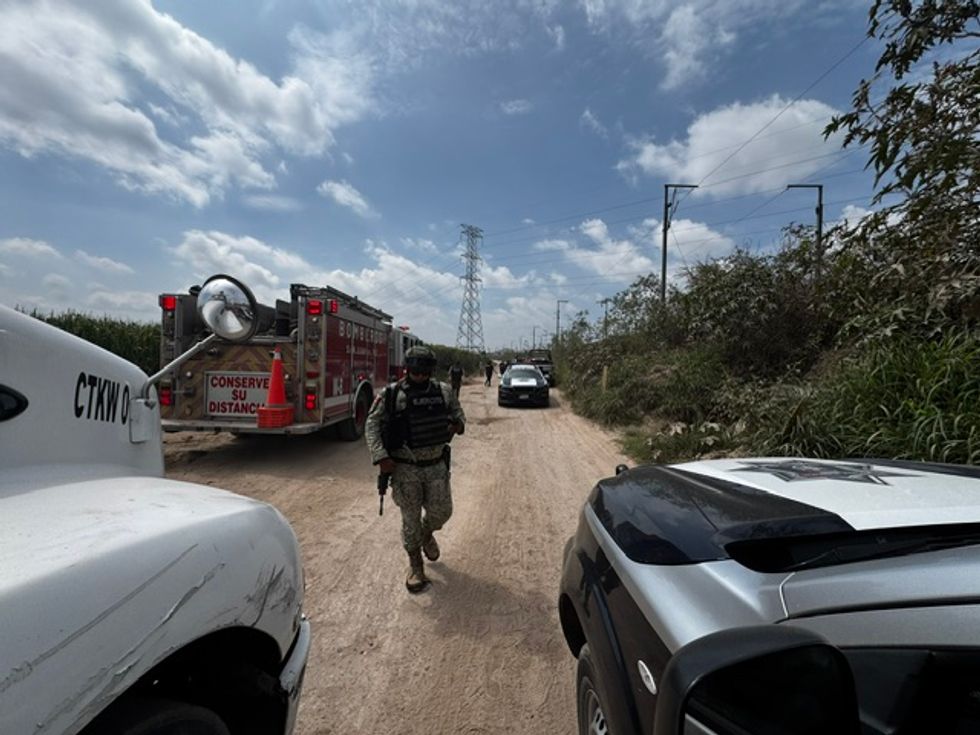 Un militar camina por el camino de terracer\u00eda frente al cami\u00f3n de Bomberos de San Juan del R\u00edo en Santa Matilde