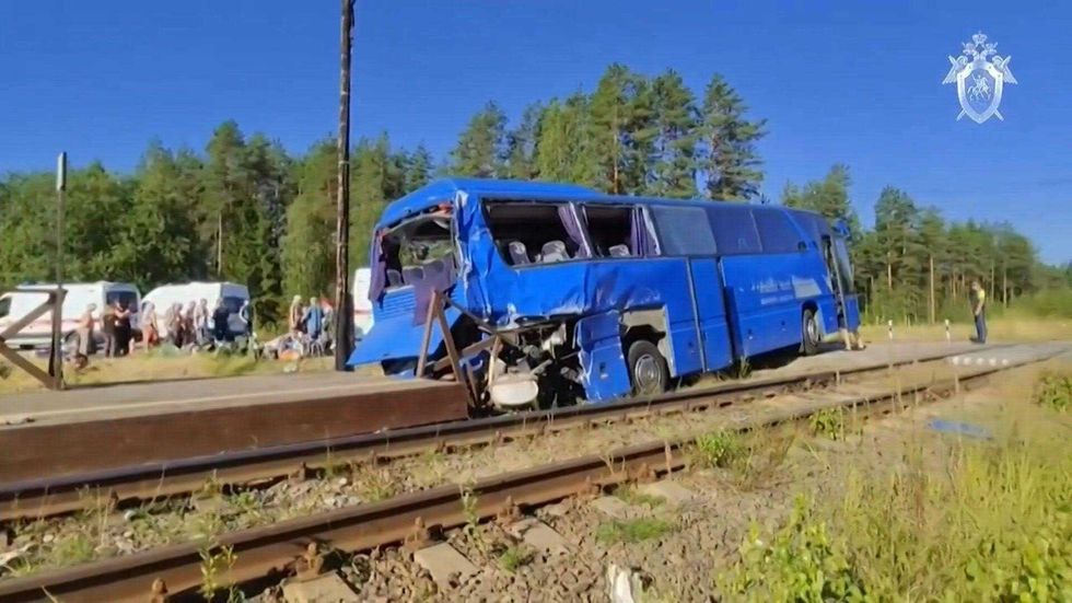 Un muerto y 11 heridos en una colisión entre un tren y un bus turístico. AFP.