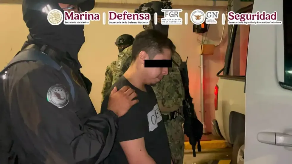 Un presunto integrante del CJNG es conducido por elementos de corporaci\u00f3n federal durante los operativos del 21 al 23 de agosto de 2026.