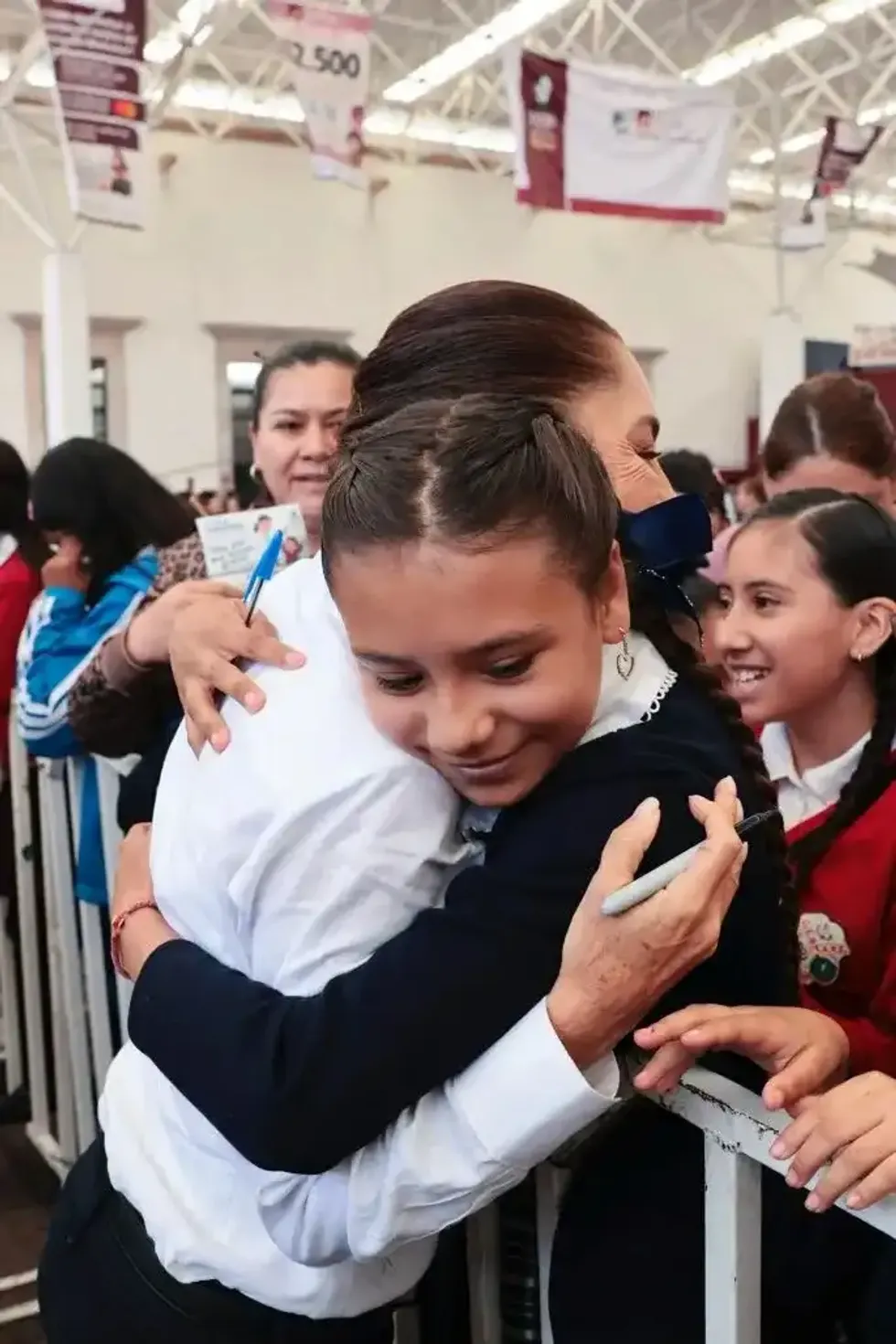 Una alumna de primaria abraza a Claudia Sheinbaum frente a otras estudiantes en Zacatecas