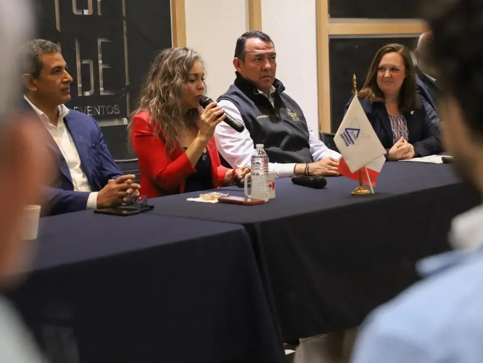 Una de las ponentes habla por micr\u00f3fono junto a Roberto Cabrera Valencia durante la rueda de prensa del proyecto con Windsor.