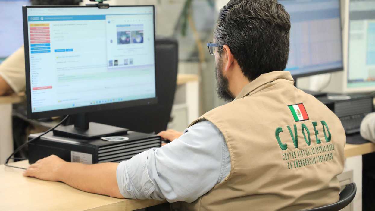 Una integrante del CVOED del IMSS revisa mapas de riesgo y reportes de emergencia en su estación de trabajo.