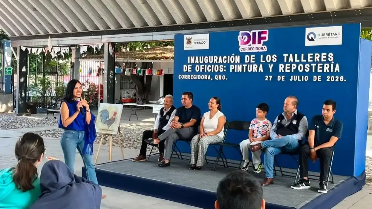 Una mujer dirige un mensaje durante la inauguración de talleres de pintura y repostería para personas con discapacidad en Corregidora.