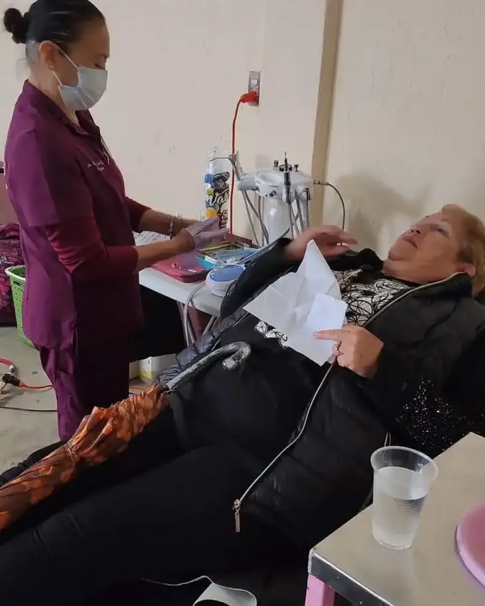 Una mujer recibe atenci\u00f3n dental en un m\u00f3dulo de salud