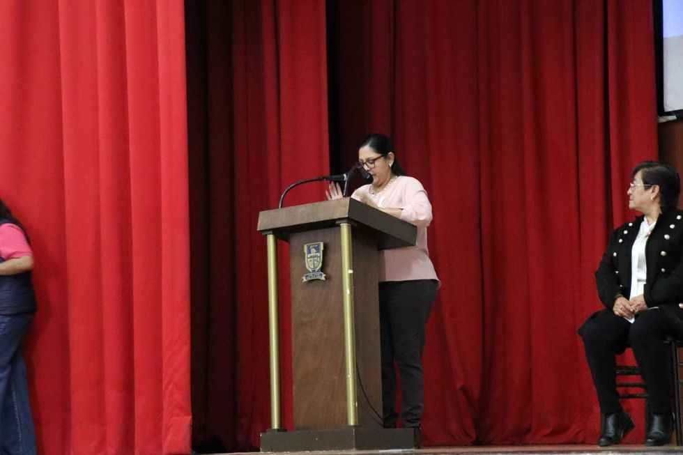Una oradora habla desde el podio durante la conferencia sobre c\u00e1ncer de mama en San Juan del R\u00edo.
