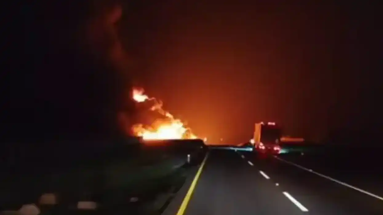 Una pipa cargada con diésel quedó envuelta en llamas tras chocar con un tráiler sobre la carretera federal 57, a la altura de Santa María del Río, San Luis Potosí.