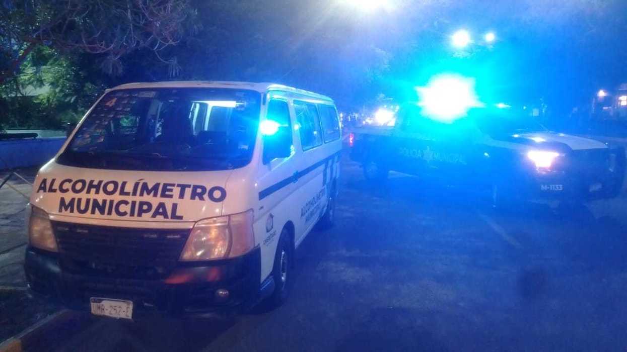 Unidad con la leyenda Alcoholímetro Municipal junto a una patrulla de la Policía Municipal durante el operativo alcoholímetro en Querétaro