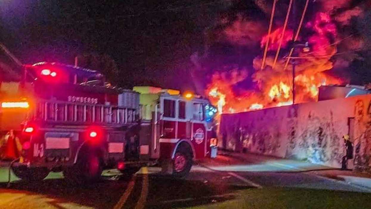 Unidad de Bomberos de San Juan del Río frente a incendio en recicladora de Rancho Banthí.