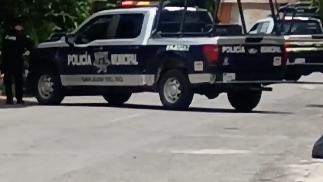Unidad de la Policía Municipal permanece en una calle de San Juan del Río