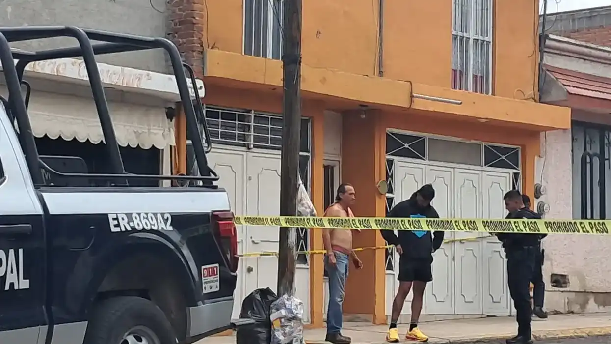 Unidad de la Policía Municipal y cinta amarilla acordonan un domicilio en la colonia Indeco de San Juan del Río