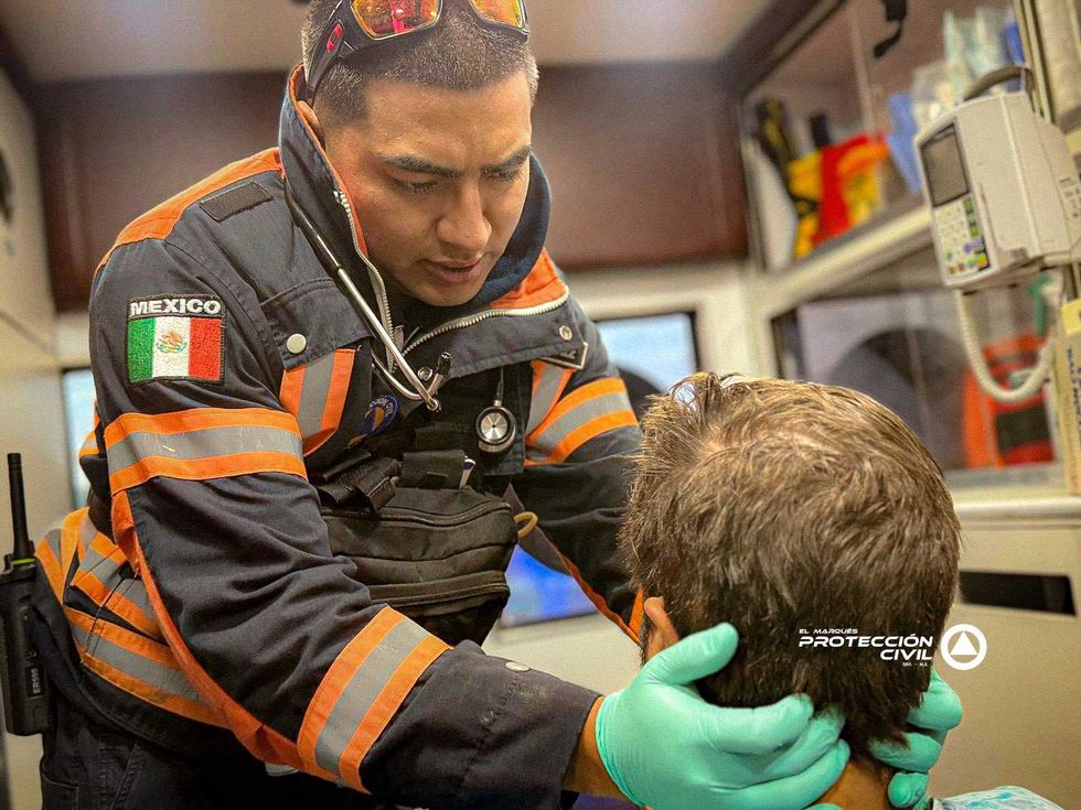 Unidad de Protecci\u00f3n Civil de El Marqu\u00e9s atendiendo accidente vehicular en cruce de Ej\u00e9rcito Mexicano y Libertadores, Quer\u00e9taro