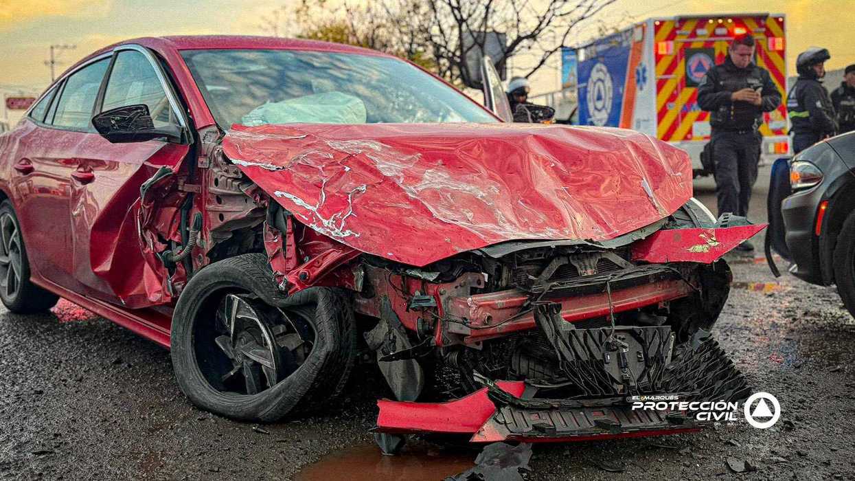Unidad de Protección Civil de El Marqués atendiendo accidente vehicular en cruce de Ejército Mexicano y Libertadores, Querétaro