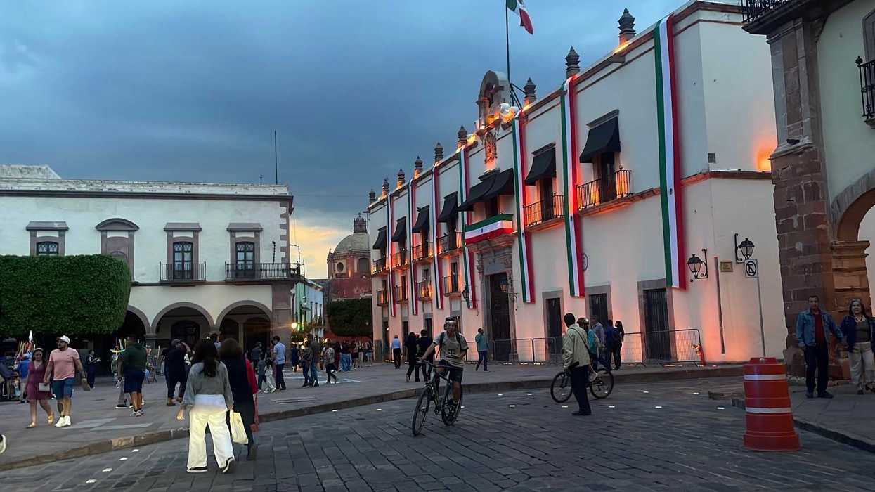 Unidad de transporte eléctrico con capacidad para pasajeros en el Centro Histórico de Querétaro