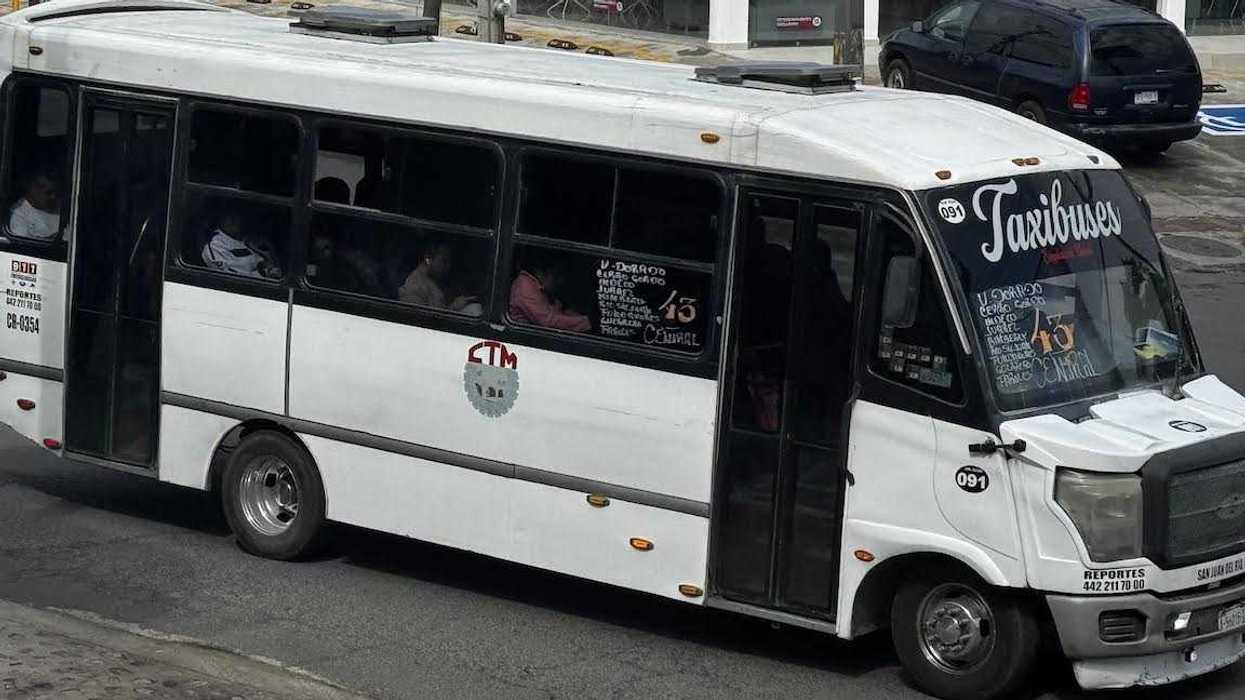 Unidad de transporte público de San Juan del Río con un aviso de tarifa colocado en la ventanilla delantera.