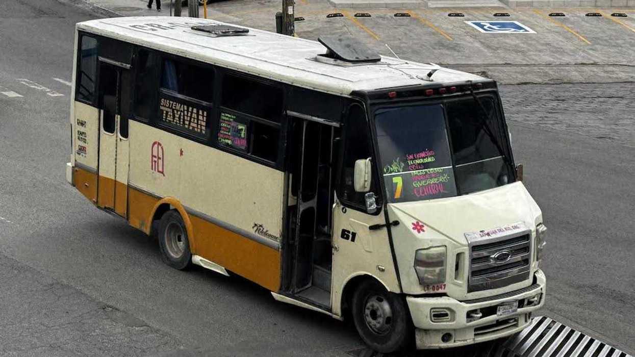 Unidad de transporte público en San Juan del Río durante debate municipal sobre AMEQ, concesionarios y transparencia.