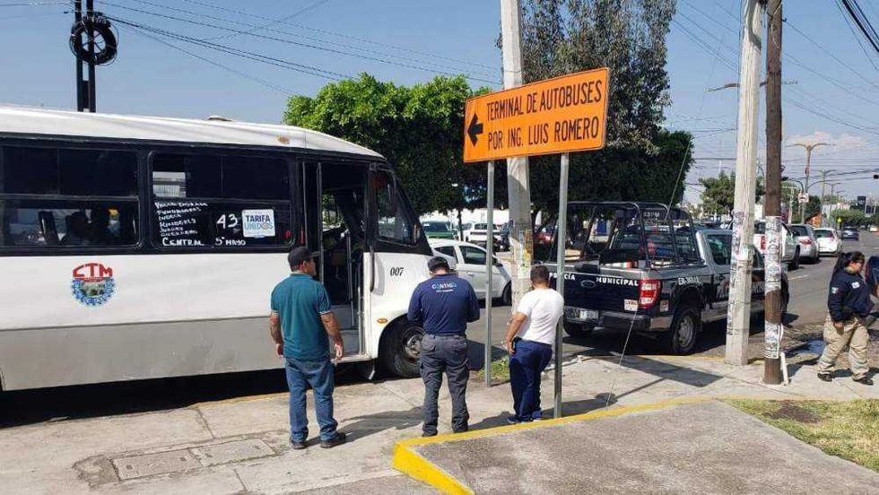 Unidad de transporte urbano CTM tras impactarse contra poste de CFE en el cruce de Alfonso Patiño y Boulevard Hidalgo, en San Juan del Río.