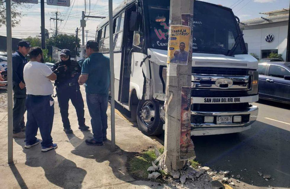 Unidad de transporte urbano CTM tras impactarse contra poste de CFE en el cruce de Alfonso Patiño y Boulevard Hidalgo, en San Juan del Río.