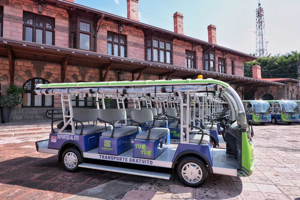 Unidad del transporte el\u00e9ctrico gratuito Eqrobus con letrero de transporte gratuito en el Centro Hist\u00f3rico de Quer\u00e9taro.