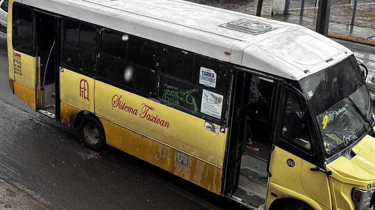 Unidad del transporte público de San Juan del Río circulando por una avenida del municipio