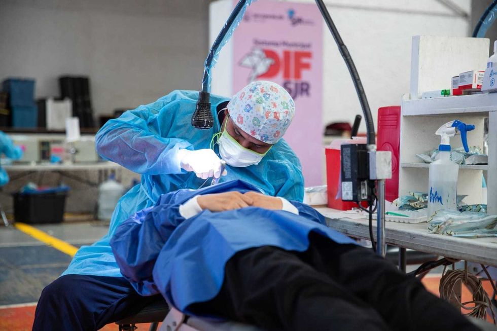 Unidad dental instalada en el Anexo del CECUCO de San Juan del R\u00edo durante brigada gratuita organizada por DIF municipal y UNAM