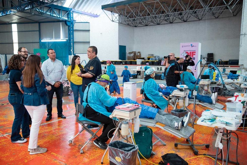 Unidad dental instalada en el Anexo del CECUCO de San Juan del R\u00edo durante brigada gratuita organizada por DIF municipal y UNAM