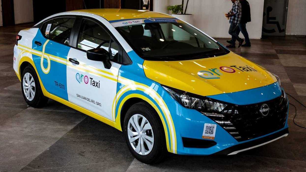 Unidad QroTaxi con rotulación oficial azul, blanca y amarilla. Matrícula TR-6111. San Juan del Río, Querétaro, 2026.