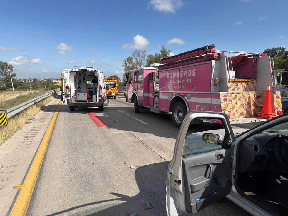 Unidades de Bomberos y servicios de emergencia atienden accidente vehicular en la carretera 57 en San Juan del R\u00edo.