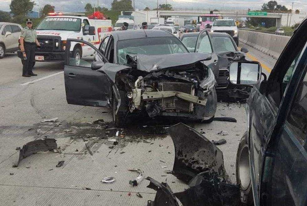 Unidades de emergencia atienden accidente múltiple en autopista México-Querétaro a la altura de Pedro Escobedo este domingo.