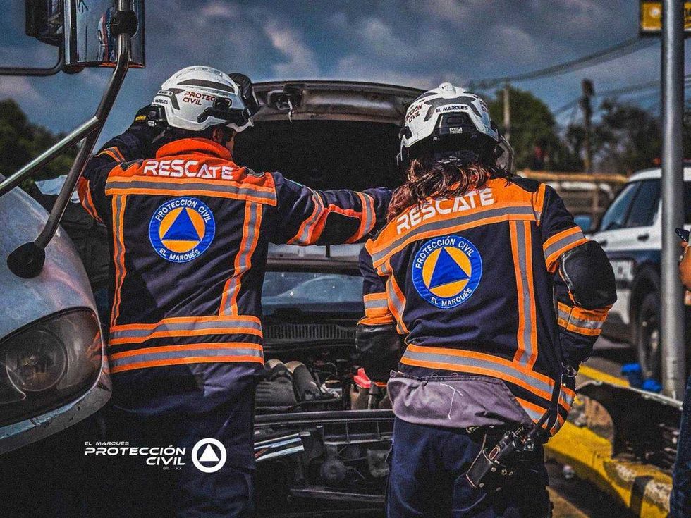 Unidades de Protecci\u00f3n Civil atienden choque de tres veh\u00edculos en carretera estatal 210, frente a Sendas Residencial, El Marqu\u00e9s.