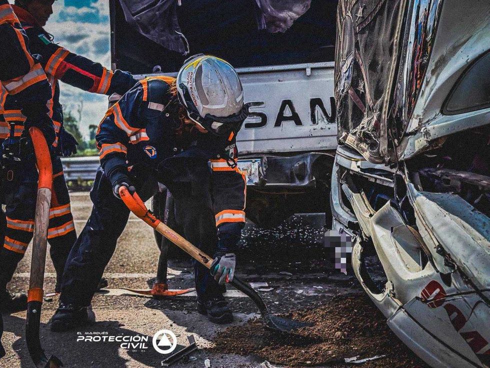 Unidades de Protecci\u00f3n Civil atienden choque de tres veh\u00edculos en carretera estatal 210, frente a Sendas Residencial, El Marqu\u00e9s.