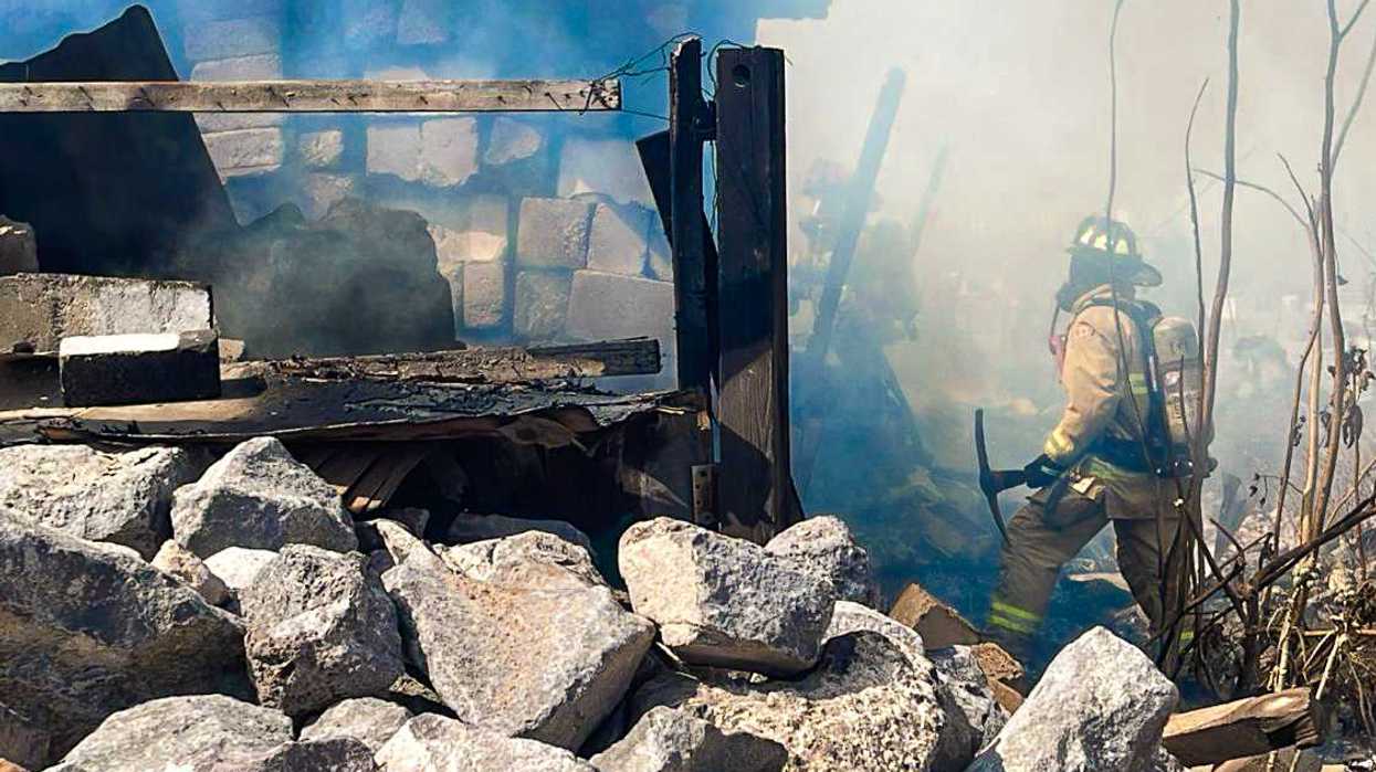 Unidades de Protección Civil y Bomberos atienden incendio en predio baldío de la colonia El Romerillal en Querétaro