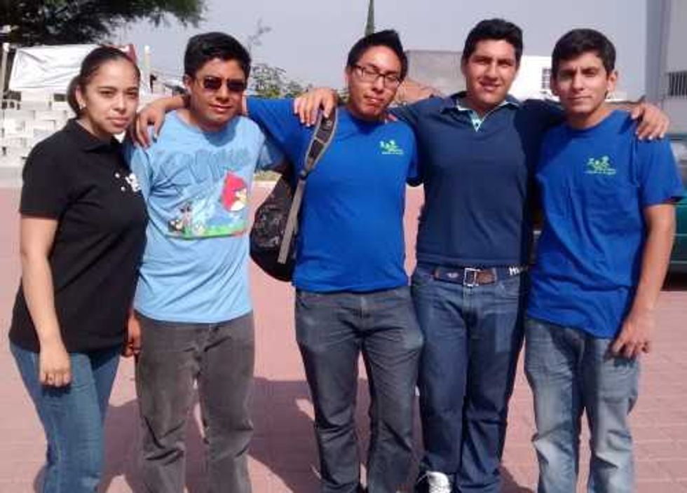 Universitarios de San Juan del Río “adoptan un niño”.