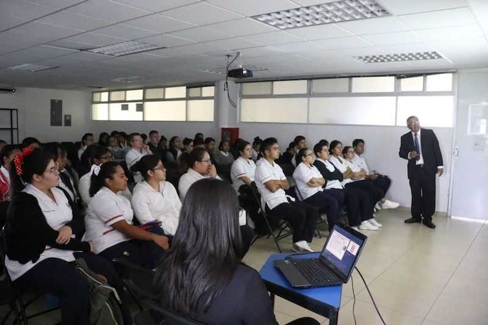 upsrj realizo tercera jornada de terapia fisica en queretaro 1