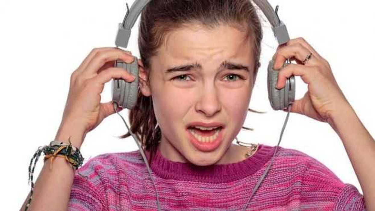 uso-de-audifonos-y-ruido-constante-pueden-ocasionar-sordera-prematura