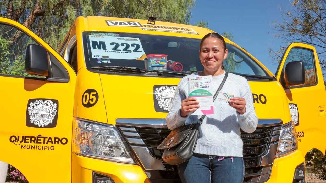 Usuaria del transporte comunitario gratuito muestra folleto de servicio frente a Van Municipal Ruta M 222 del municipio de Querétaro, 2026.