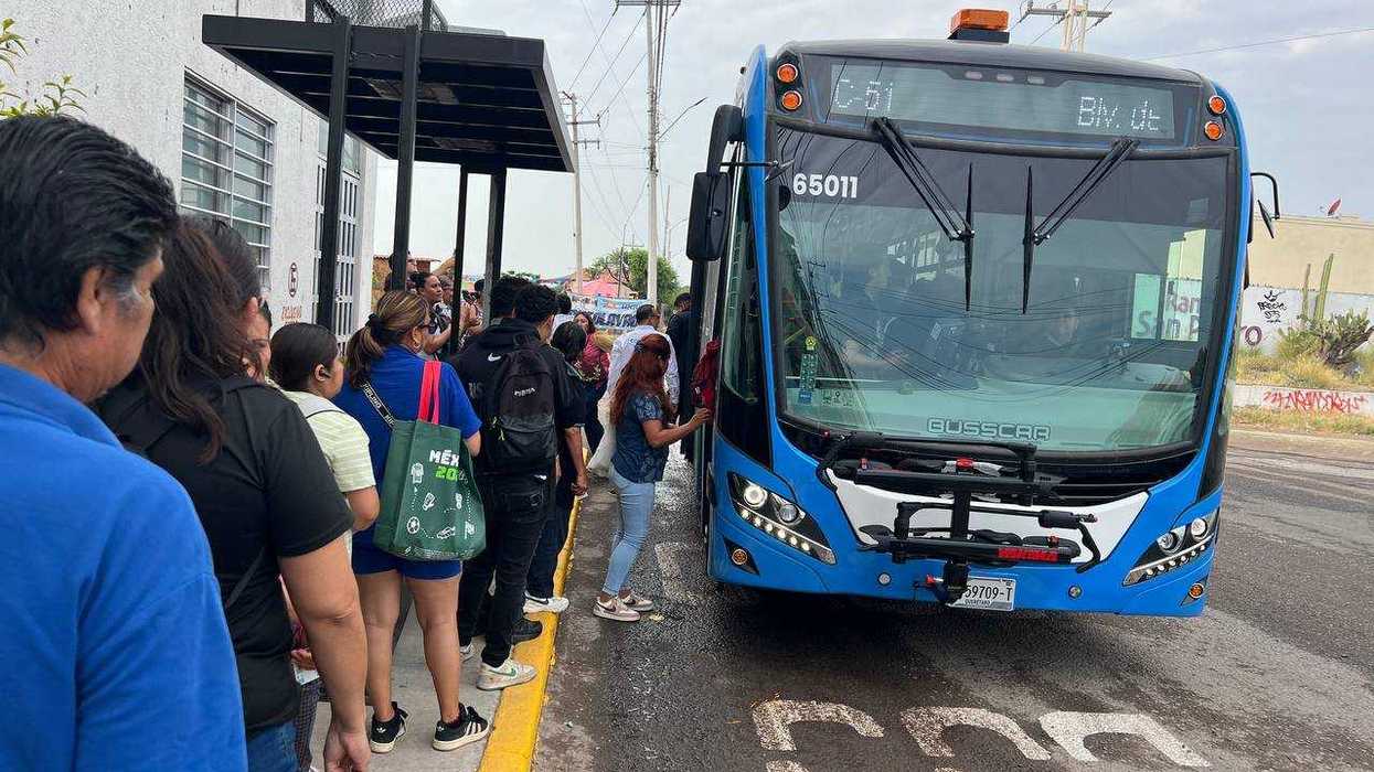 Usuarios abordan una unidad de QroBus en Querétaro, sistema al que se han vinculado operadoras capacitadas