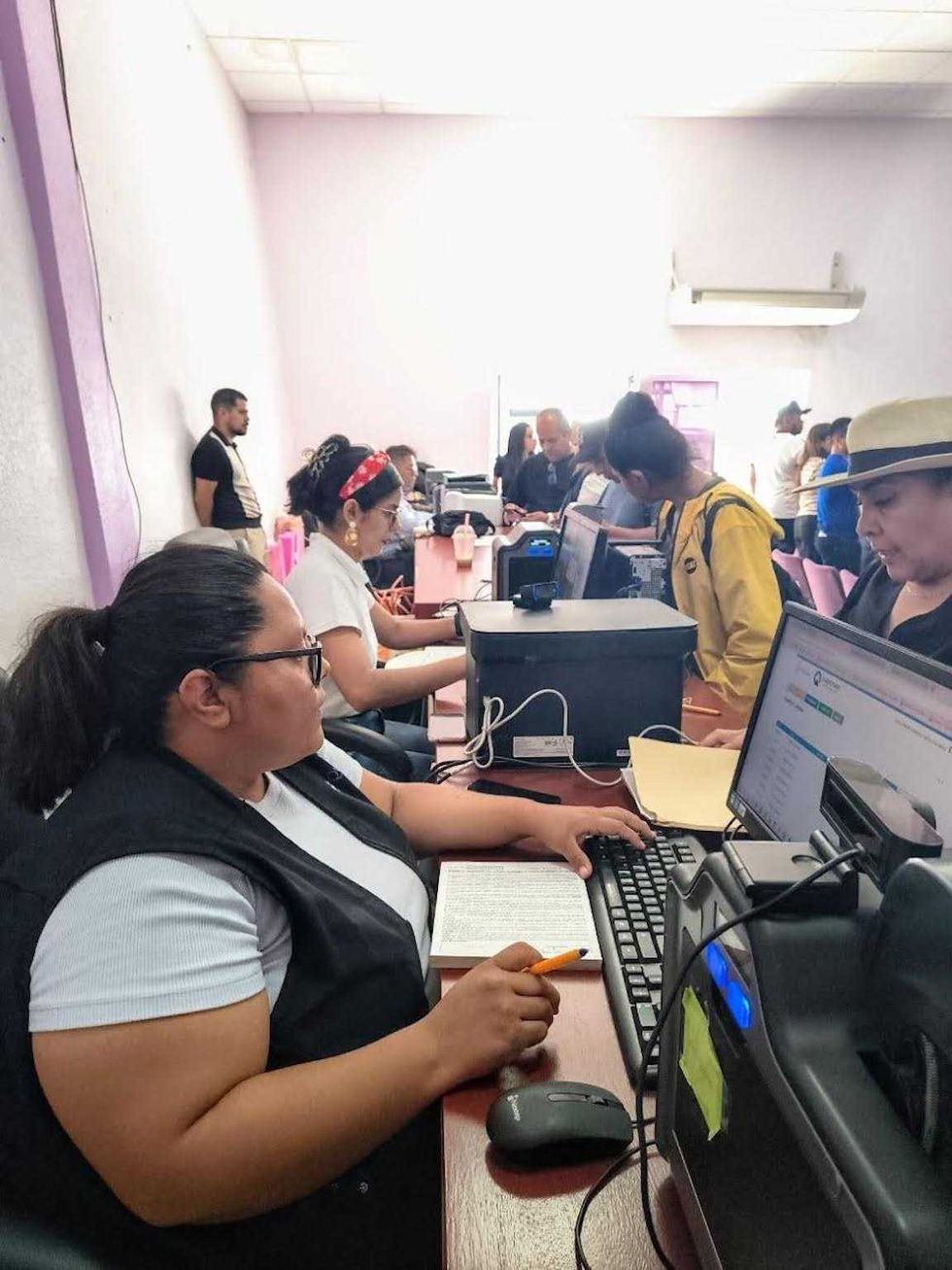 Usuarios suben a una unidad del sistema Qrobus en Quer\u00e9taro con tarjeta de Tarifa Unidos para pagar el pasaje de dos pesos.