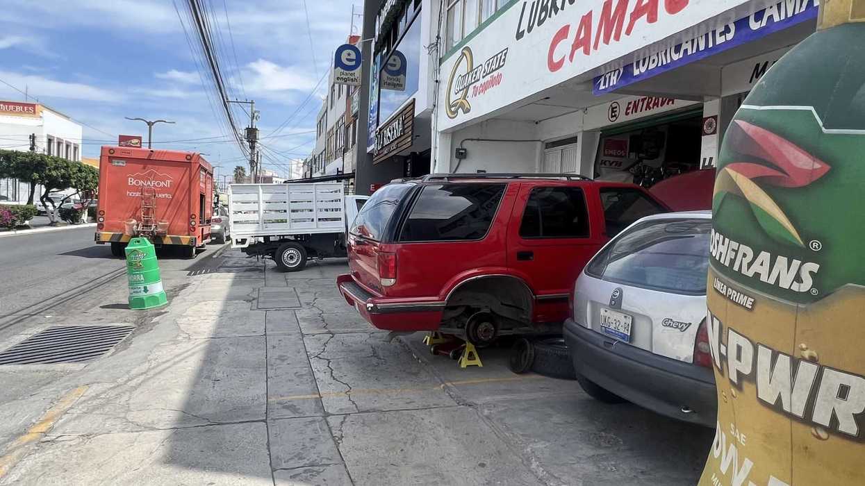 Utilizan banqueta para taller mecánico en centro de San Juan del Río.
