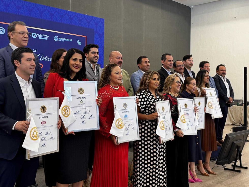 V\u00edctor Hugo Rodr\u00edguez L\u00f3pez y Jorge S\u00e1nchez Mart\u00ednez durante la ceremonia de certificaci\u00f3n de Canacintra San Juan del R\u00edo.