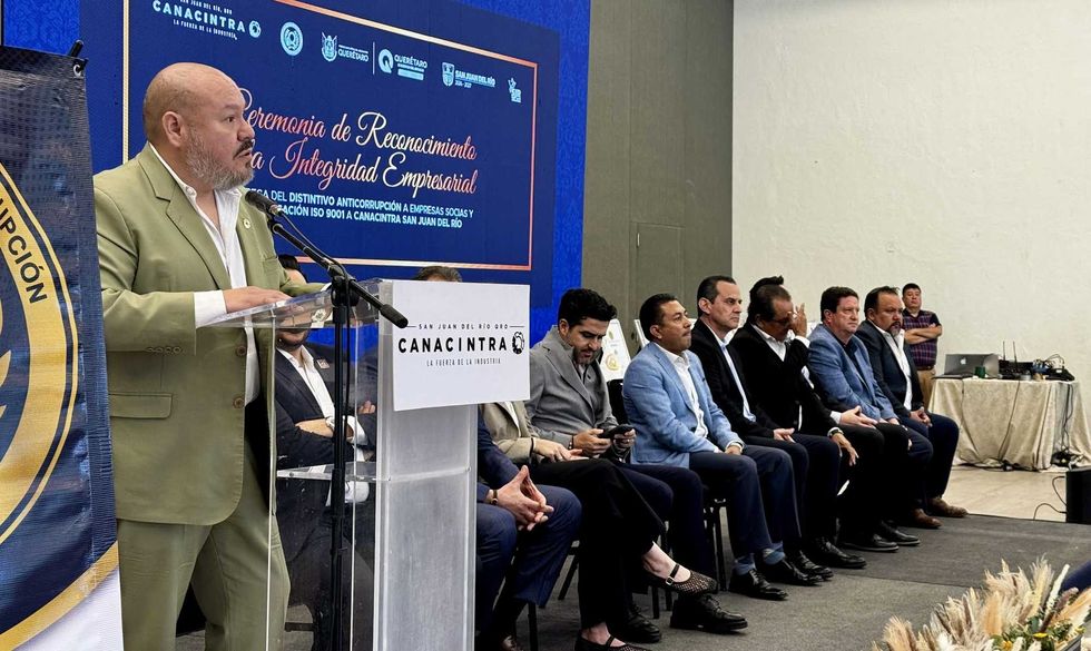 V\u00edctor Hugo Rodr\u00edguez L\u00f3pez y Jorge S\u00e1nchez Mart\u00ednez durante la ceremonia de certificaci\u00f3n de Canacintra San Juan del R\u00edo.