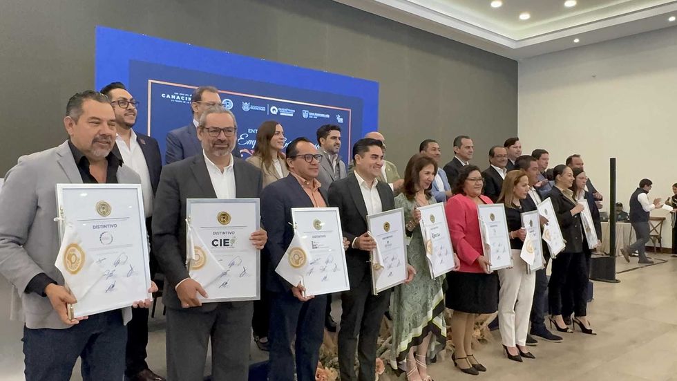 V\u00edctor Hugo Rodr\u00edguez L\u00f3pez y Jorge S\u00e1nchez Mart\u00ednez durante la ceremonia de certificaci\u00f3n de Canacintra San Juan del R\u00edo.