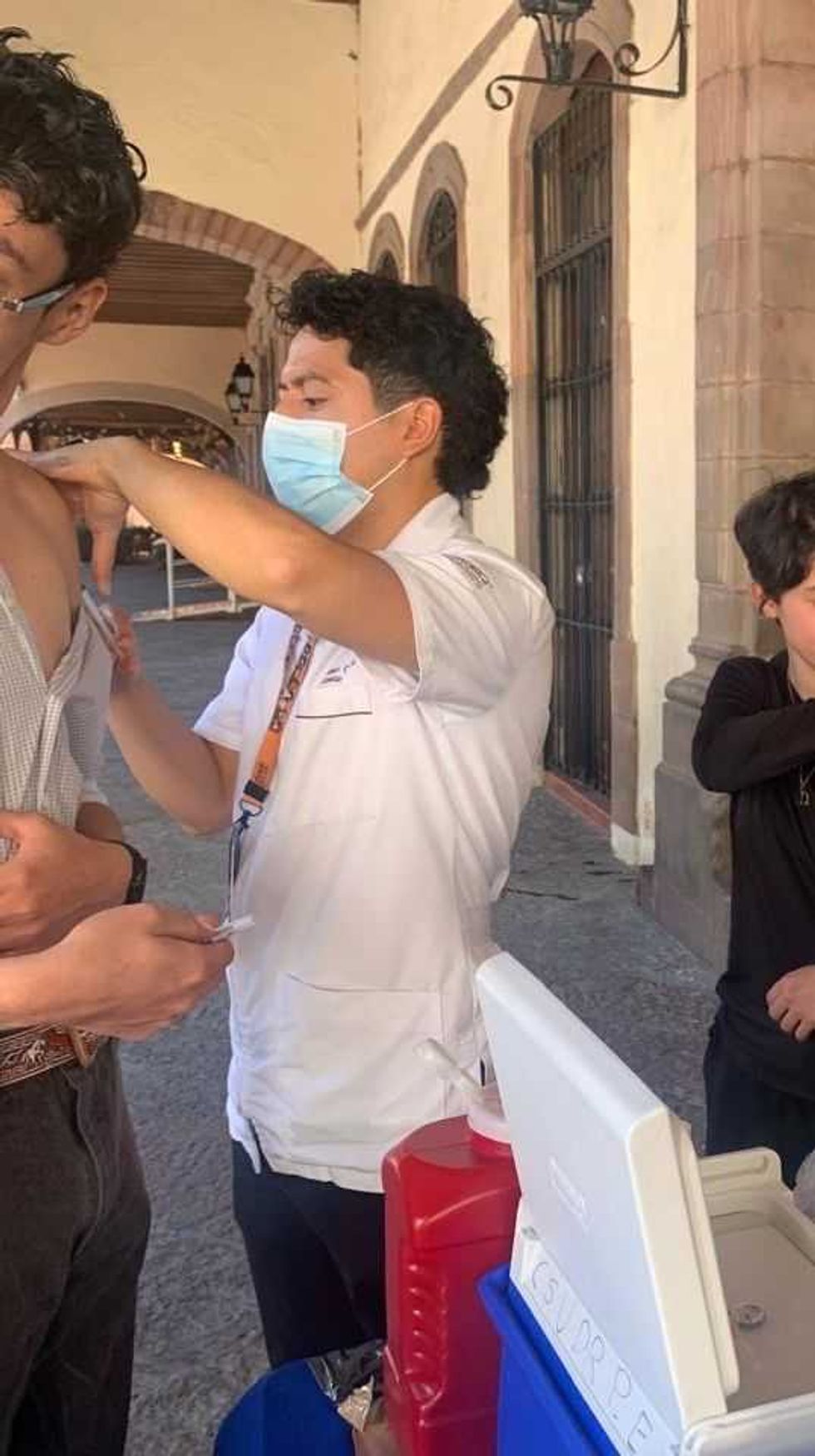 Vacunaci\u00f3n contra sarampi\u00f3n en centro de salud de Quer\u00e9taro como parte de la campa\u00f1a estatal ante 21 casos confirmados en 2026