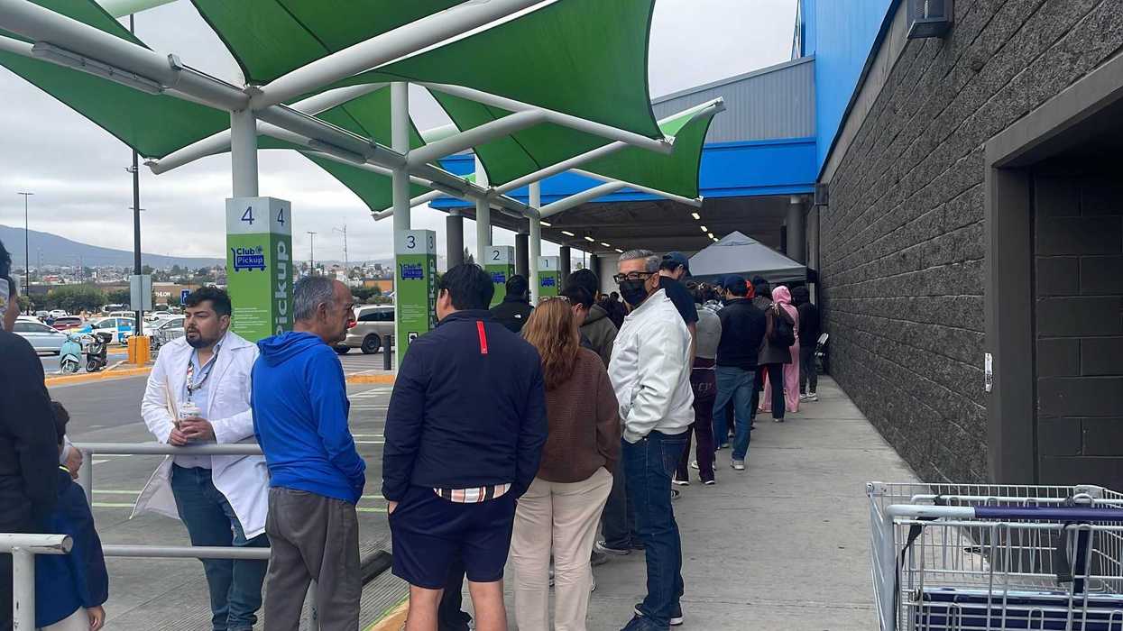 Vacunación contra sarampión en centro de salud de Querétaro durante campaña estatal 2026