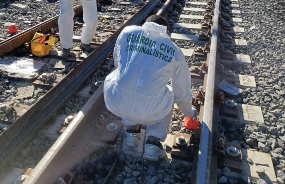 Vagones descarrilados tras colisi\u00f3n de dos trenes de alta velocidad en Adamuz, C\u00f3rdoba, Espa\u00f1a.