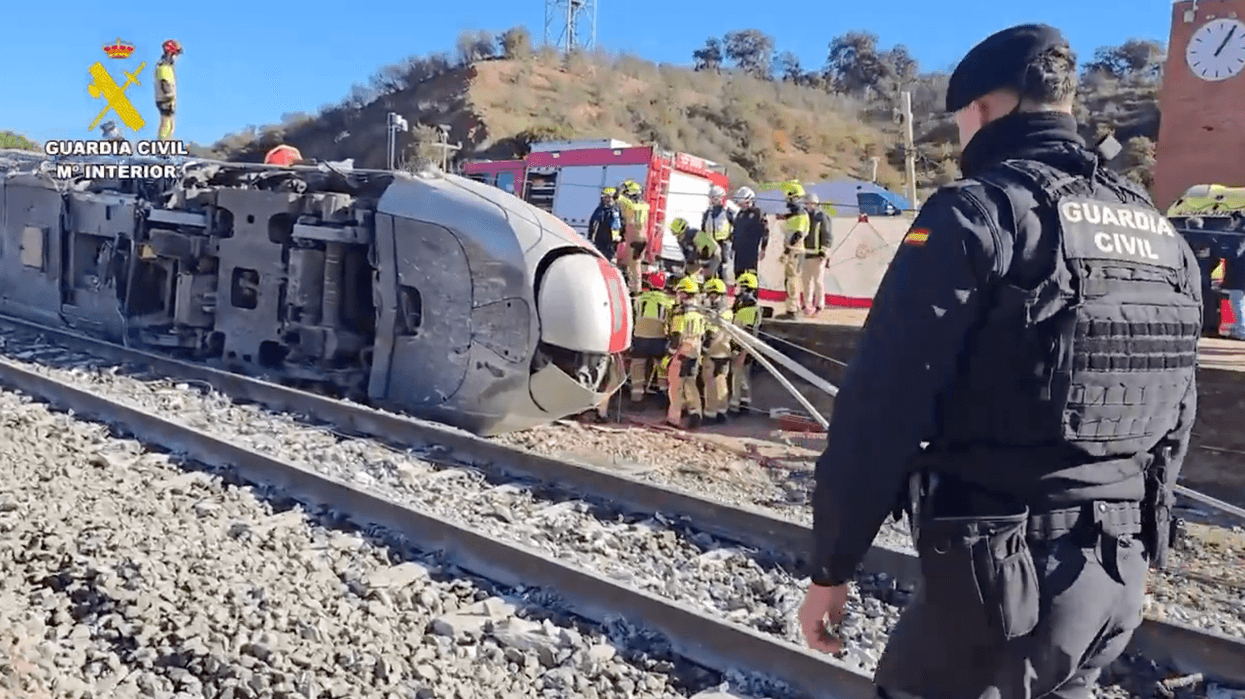 Vagones descarrilados tras colisión de dos trenes de alta velocidad en Adamuz, Córdoba, España.