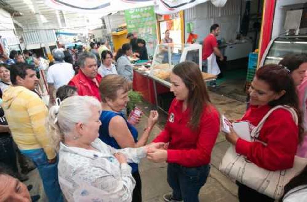 Vania Camacho sostiene diálogo con locatarios de mercado Juárez