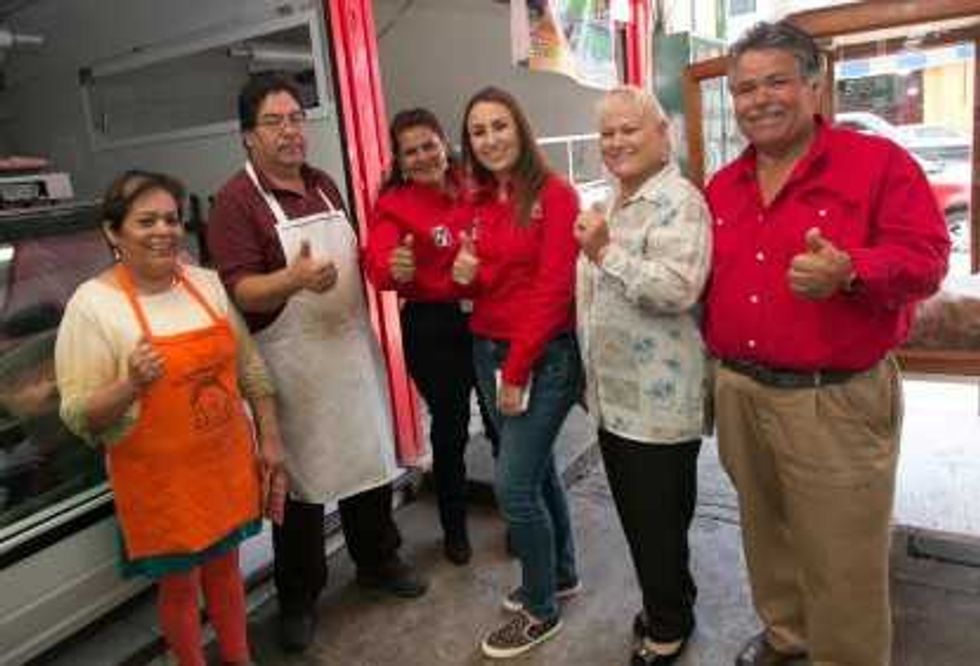 Vania Camacho sostiene diálogo con locatarios de mercado Juárez