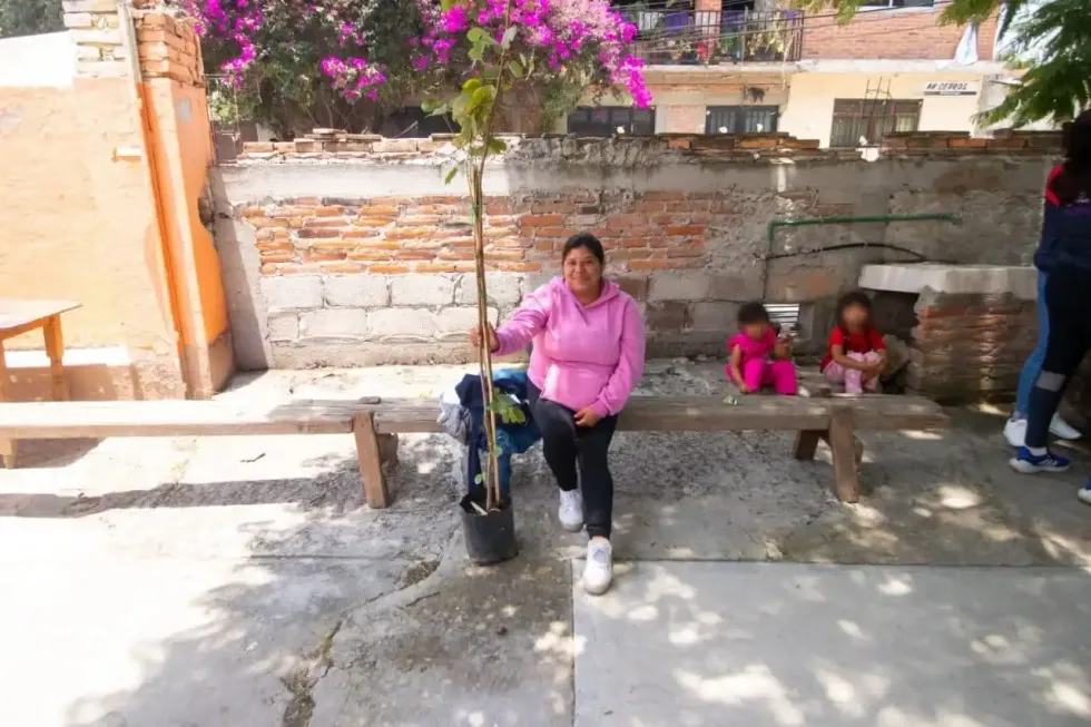 Vecina de Guadalupe de Las Pe\u00f1as recibe \u00e1rbol durante la jornada de donaci\u00f3n municipal del 4 de agosto de 2026.